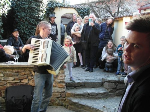 Pan předseda zahrál a zapěl.